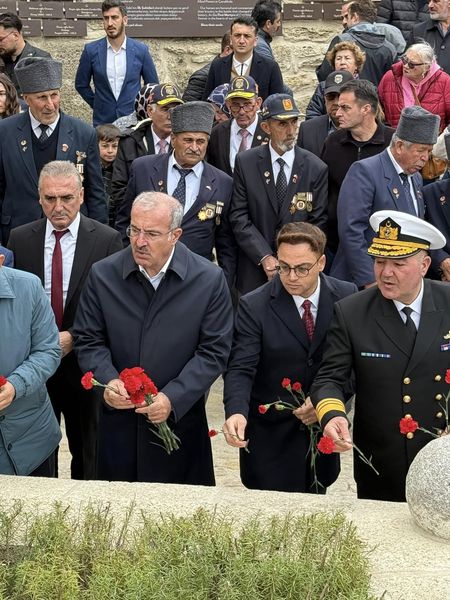 Çanakkale savaşında ilk şehitlerimiz; 81 er, 5 subayımızın ebedi mekanındayız. Mekanları cennet olsun 